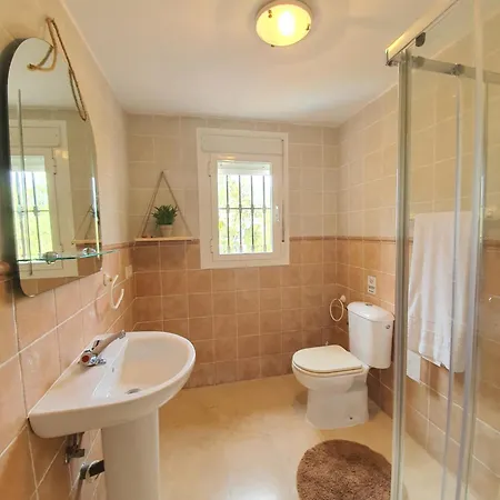 Pareada El Rodeito Con Piscina Propia 马尔韦利亚